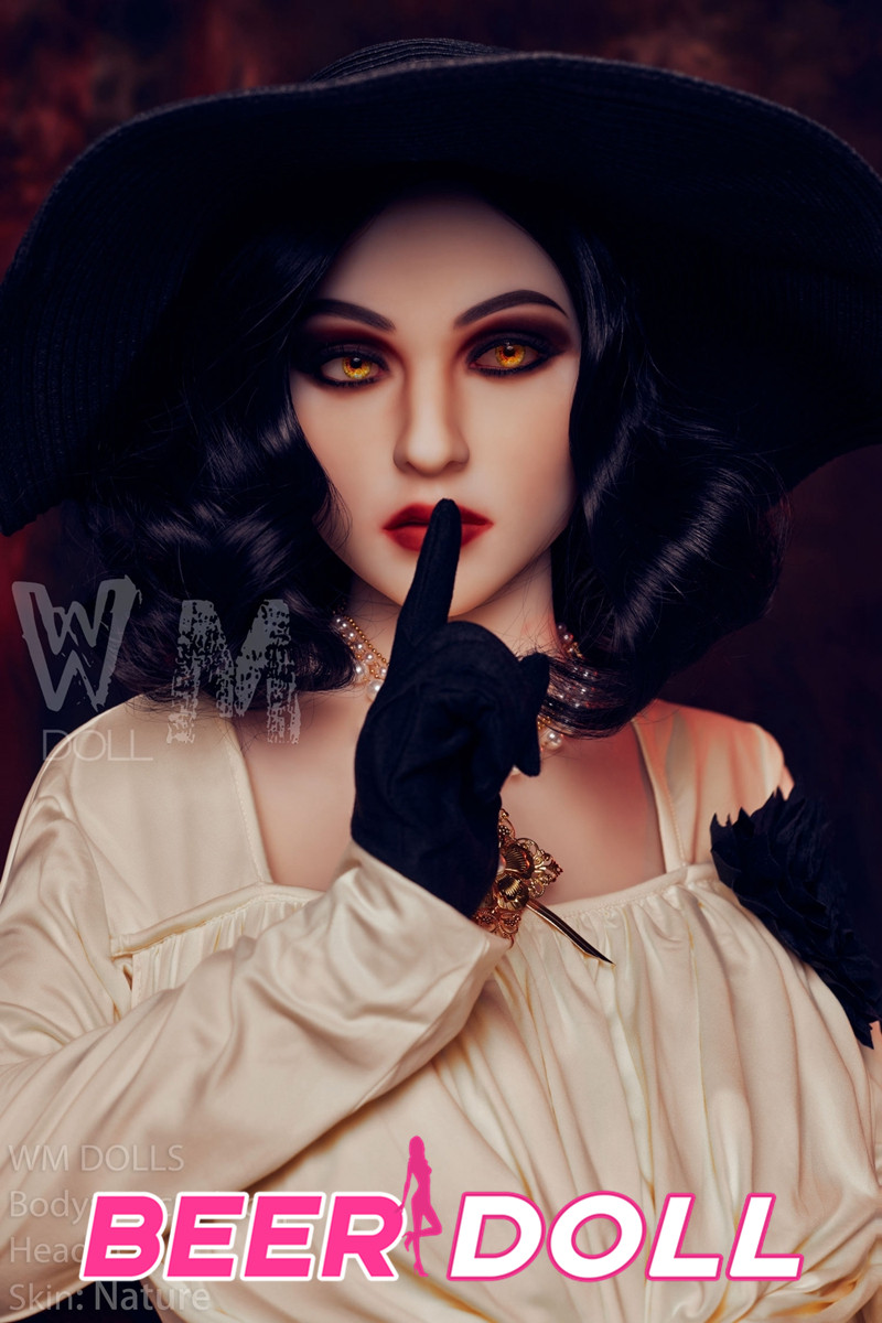 Liebespuppen mit Vampire Makeup Koriae